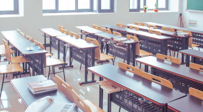 “Priorità alla scuola”, sabato mattina un presidio in piazza a Lecco aula scuola