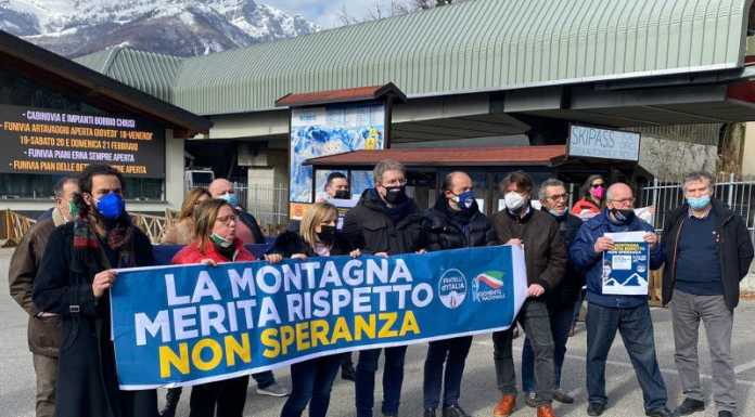 Barzio, FdI manifesta davanti agli impianti da sci chiusi: “Rispetto per la montagna” manifestazione fdi barzio