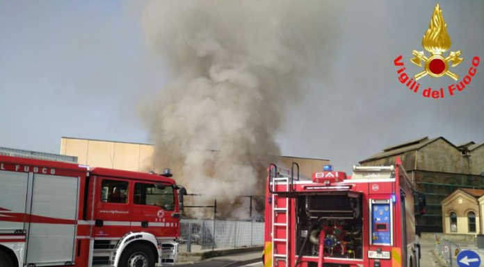 Incendio a Calolzio, in fiamme un autoarticolato. Sul posto i Vigili del Fuoco calolzio incendio via de gasperi