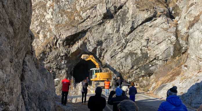 Riaperta nel pomeriggio la strada SP63 Ballabio – Morterone chiusa per una frana Frana strada Ballabio Morterone Disgaggio Escavatore