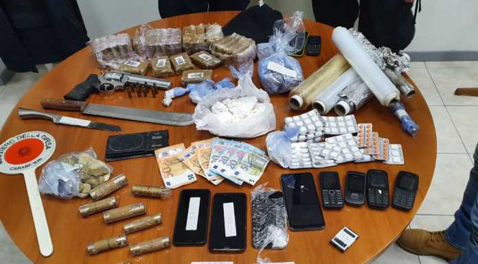 Erba. In casa aveva droga e una pistola carica, arrestato