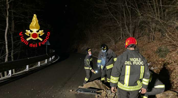 Ancora una frana sulla provinciale a Taceno: intervengono i pompieri frana taceno sp62 vigili del fuoco