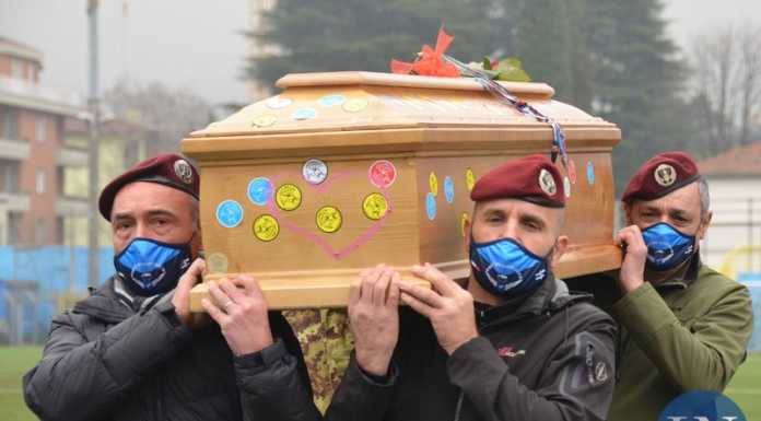 Stadio pieno per l’addio a Pescegatto: “Vola felice, guarderò in cielo e vedrò il tuo sorriso”