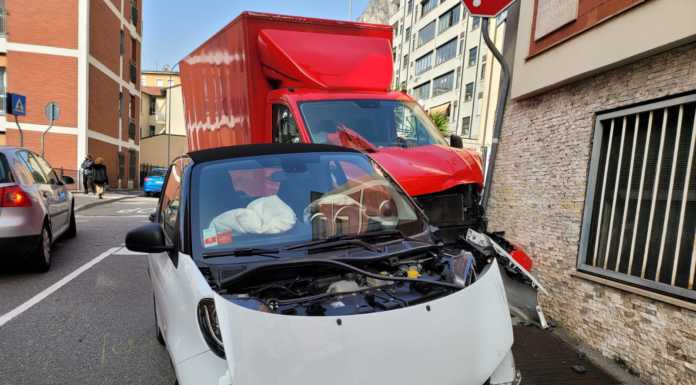 Auto e furgone si schiantano in via Capodistria: due feriti