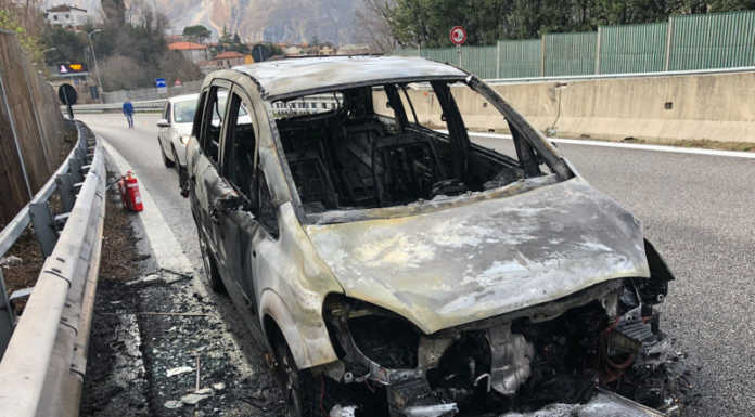 SS36, auto in fiamme a Mandello, intervengono i Vigili del Fuoco