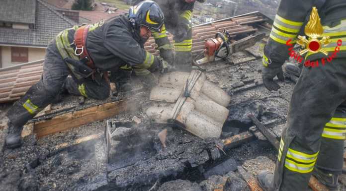 Incendio di un tetto a Primaluna, Vigili del Fuoco al lavoro Incendio tetto a Primaluna