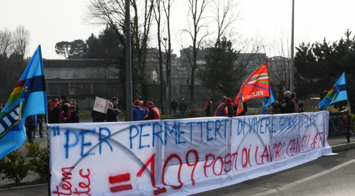 La protesta dei lavoratori Sicor-Teva: “La notizia della chiusura? Come una coltellata”