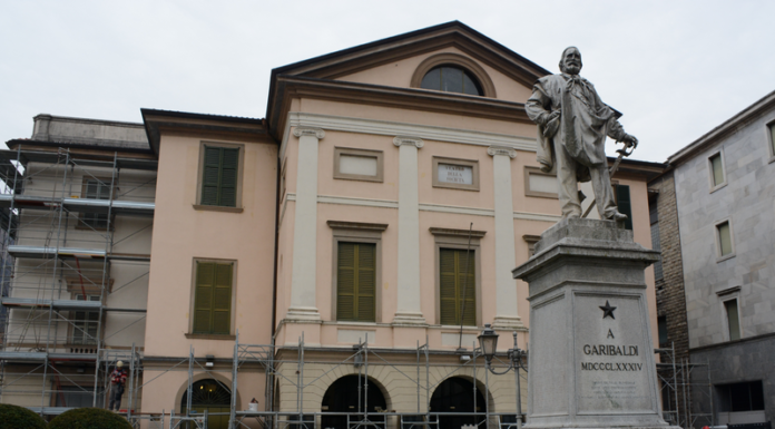 Al Teatro della Società montati i ponteggi, i lavori entrano nel vivo