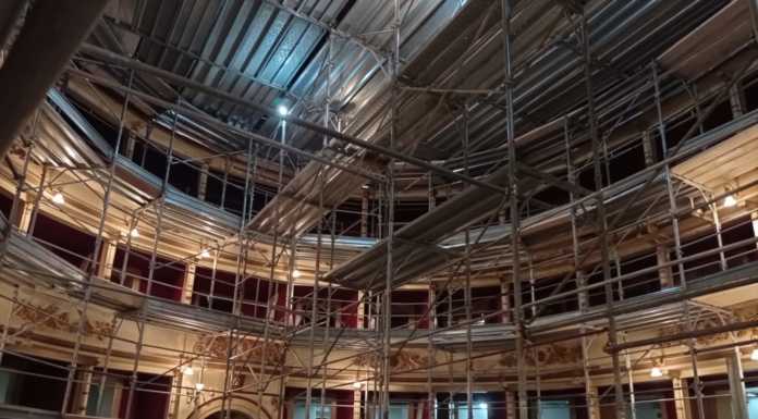 Lecco. I lavori dentro il Teatro della Società, verifiche agli affreschi