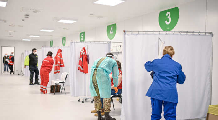 Vaccini Covid, incontro tra Regione e sindaci sul piano vaccinale vaccinazioni covid milano volontari 118 (2)