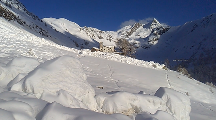 Valanga in Val Biandino sfiora il Santuario della Madonna della Neve Valanga Val Biandino Santuario Madonna della Neve