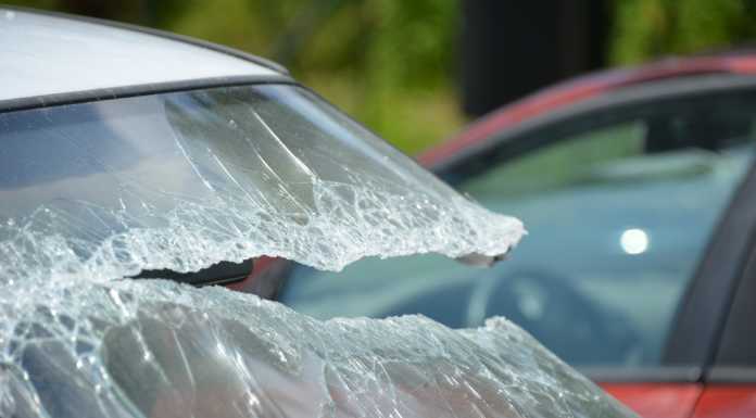 Valgreghentino, ladri in azione: sfondano vetro e rubano dall’auto Vetro auto rotto