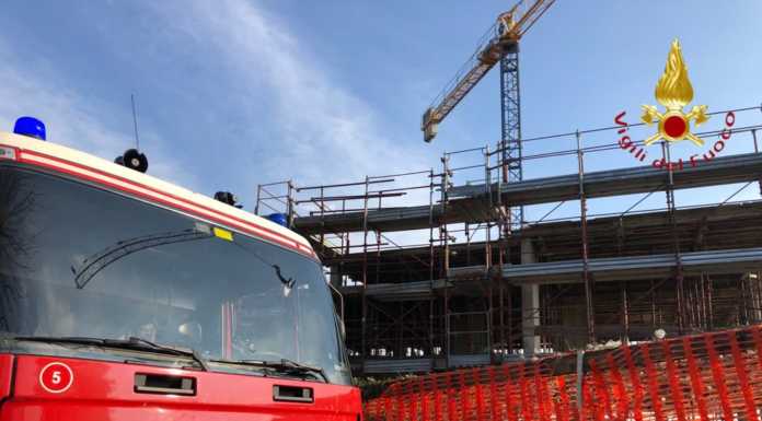 Como, precipita dal ponteggio di un cantiere fermo, grave 13enne vigili del fuoco como