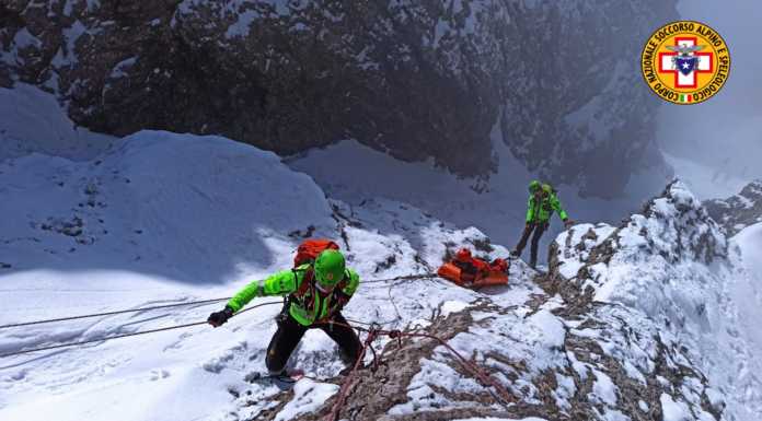 Soccorso Alpino. Esercitazione in Grignetta per la stazione del Triangolo Lariano LECCO - Esercitazione ieri, domenica 7 marzo 2021, per la Stazione del triangolo Lariano, XIX Delegazione del Soccorso alpino. Il simulato era soprattutto incentrato sulla movimentazione invernale, compresa l’attività relativa all'utilizzo dei sistemi di recupero e di trasporto del paziente in ambiente innevato. I tecnici sono saliti in Grignetta per la direttissima e poi lungo il canale Cecilia. Il simulato si è svolto proprio sulla sommità e ha riguardato il recupero di un ipotetico infortunato, caduto in un canale. Dopo avere eseguito il recupero per mezzo del paranco, i soccorritori hanno compiuto la discesa con delle calate, utilizzando la barella Kong in abbinata con la barella Sked. All'attività hanno partecipato venti tecnici della Stazione e anche un istruttore Cnsas, per la supervisione delle manovre durante tutta l’esercitazione.