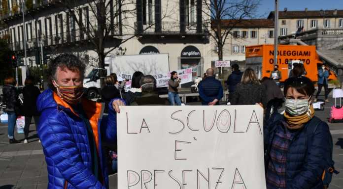 Scuola, genitori e insegnanti in piazza: “Basta con la didattica a distanza” protesta priorità scuola