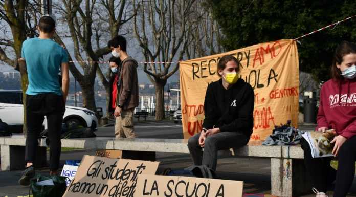 Studenti di nuovo in piazza a Lecco “per un ritorno a scuola in sicurezza” Studenti in piazza Lecco - DAD