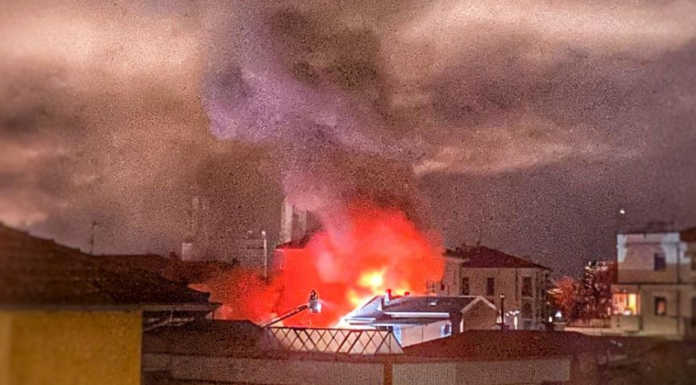 Lecco, fiamme in casa. Grave incendio nella notte: tre persone soccorse