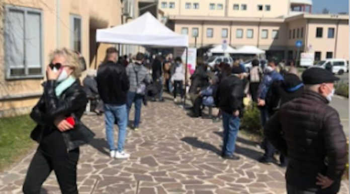 Vaccini, code al Mandic e centri territoriali chiusi. Brambilla: “Senza senso”