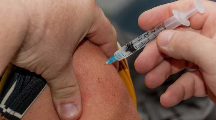 Prenotazioni del vaccino, il Comune di Lecco in supporto agli anziani soli Vaccini Siringa Puntura