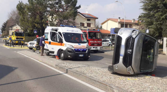 Verderio, auto ribaltata in via Sernovella: soccorse due persone