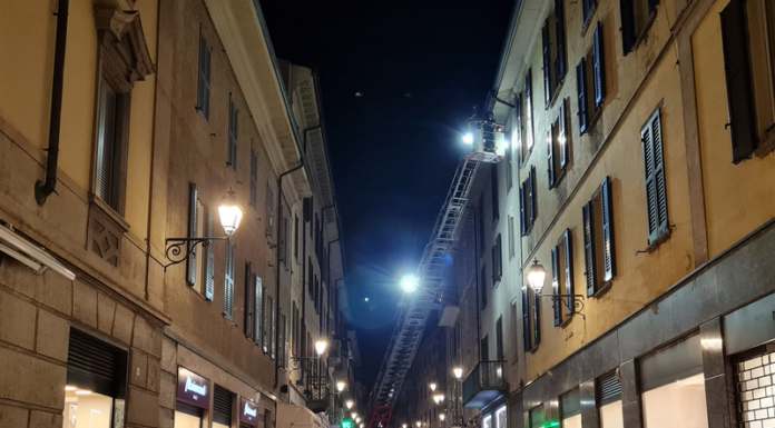Lecco, cadono calcinacci in via Cavour. Sopralluogo dei pompieri