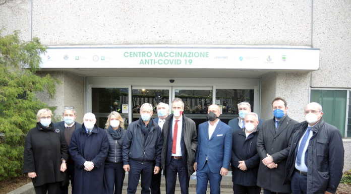 Vaccini, Bertolaso a Erba visita l’Hub di Lariofiere. Fino a 24 linee vaccinali