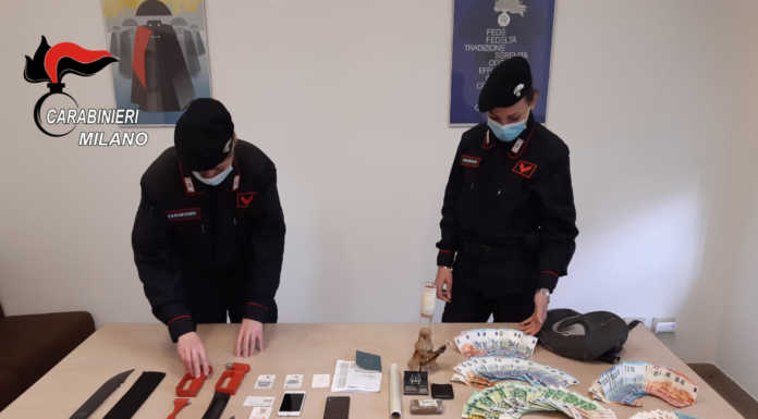 Stupefacenti, tirapugni e machete, i Carabinieri arrestano un 19enne e denunciano un 17enne