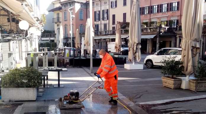 Lecco, pulizia straordinaria di Silea nelle piazze del centro storico