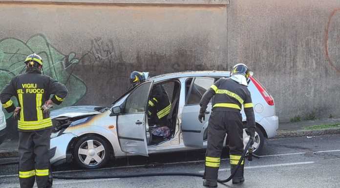 Lecco. Fiamme da un’auto in via Tonale, l’intervento dei pompieri
