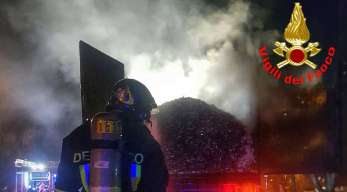 Bione, si incendia il rimorchio di un camion: intervengono i pompieri