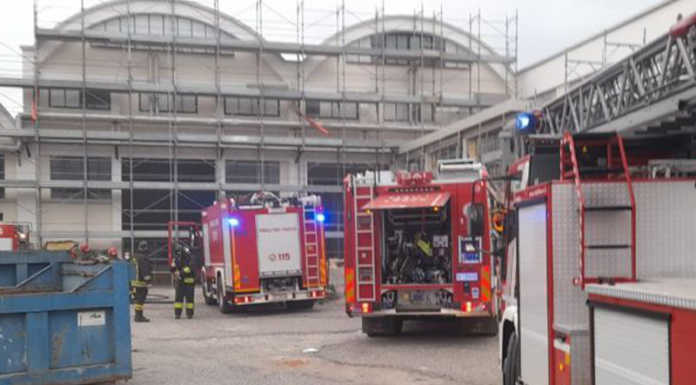 Lomagna, incendio in un capannone, sul posto i Vigili del Fuoco