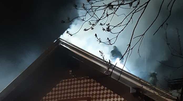 Ballabio, in fiamme il tetto di una casa: intervengono i pompieri