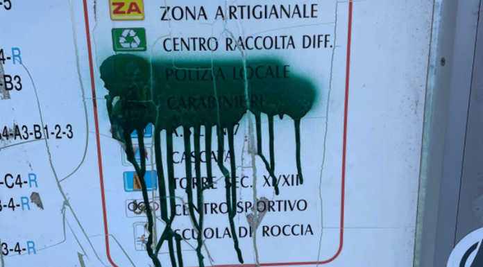 Introbio, scritte contro le forze dell’ordine: “Gesto grave, ingiustificabile”