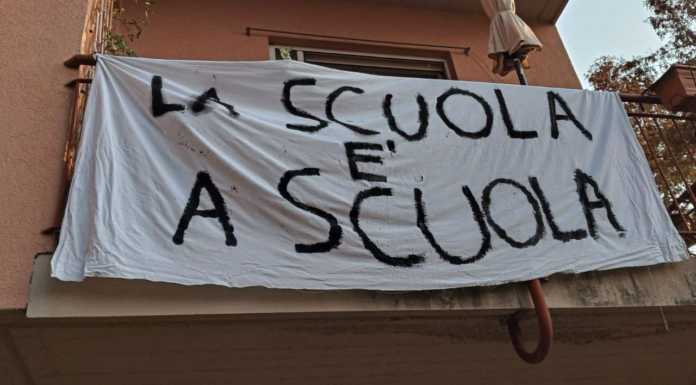Sui balconi, la protesta dei genitori lecchesi contro la DAD: “La scuola è a scuola”