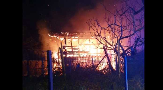 Galbiate, incendio divora un deposito agricolo in località Bartesate