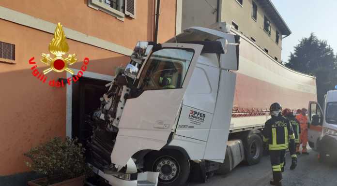 Calco. Camion perde il controllo sulla provinciale e si schianta contro un palazzo Incidente Calco