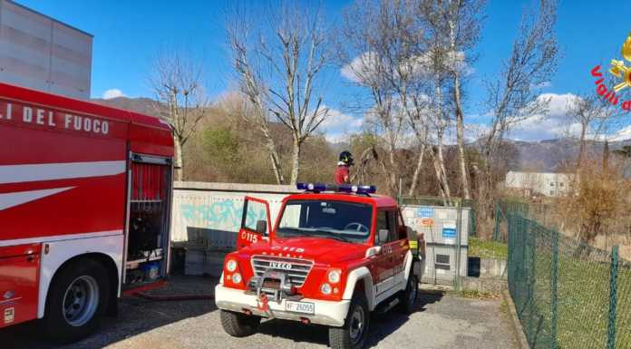 Calco. Incendio di sterpaglie, intervento dei Vigili del Fuoco in via 1° Maggio Incendio Calco via 1° Maggio