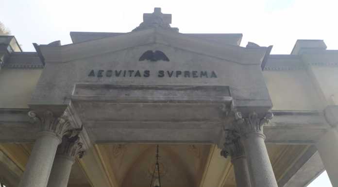 Varenna, restaurato l’ingresso del cimitero e i suoi storici affreschi portico varrena cimitero