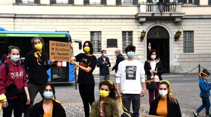 Scuola. Flash mob davanti al municipio di studenti, prof e genitori