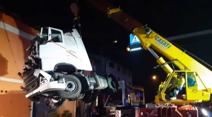 Calco. Rimosso il camion schiantatosi contro un palazzo, strada chiusa fino alle 21.40