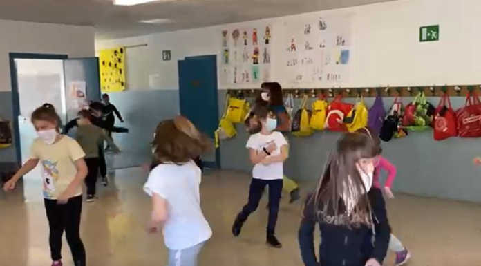 Maggianico. “Ci mettono in didattica a distanza? Abbracciamo tutti con un’allegra danza”… il video della scuola Toti