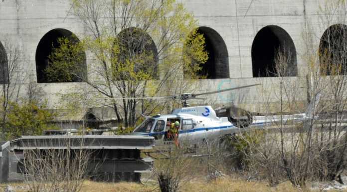 VIDEO – Abbadia, vola l’elicottero per installare la scala sul Sentiero del Viandante