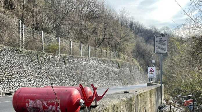 Ciabatte, sedie, spazzatura e un paio di estintori: scempio lungo la Lecco-Ballabio Lecco-Ballabio, una discarica accanto il sentiero che da Bonacina sale a Versasio