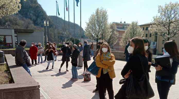 Caos vaccini: maxi “fila” in ospedale a Lecco, docenti in coda per ore
