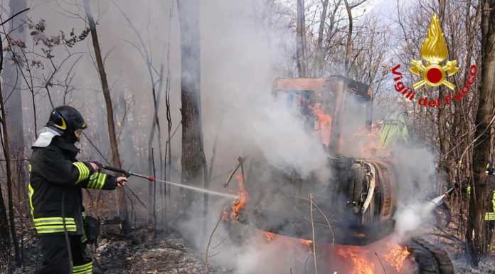Ruspa in fiamme a Malgrate, intervento dei Vigili del Fuoco