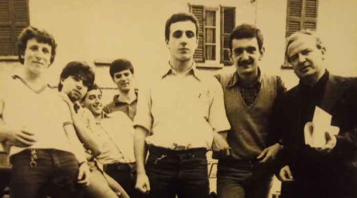 Gli “ex ragazzi di S. Giovanni” salutano Don Eugenio: “Il nostro genitore complementare” Erano gli Anni '70: Don Eugenio con gli ex ragazzi di San Giovanni