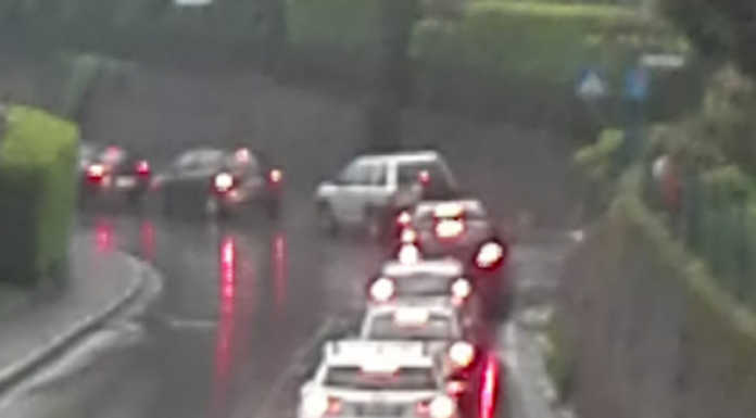 Traffico paralizzato a Brivio per un camion bloccato alla rotonda dopo il ponte Brivio coda via Dante