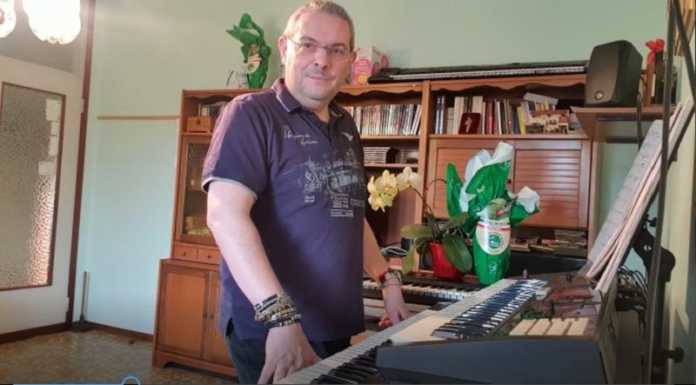 Merate, gli auguri di buona Pasqua in musica del sacrestano