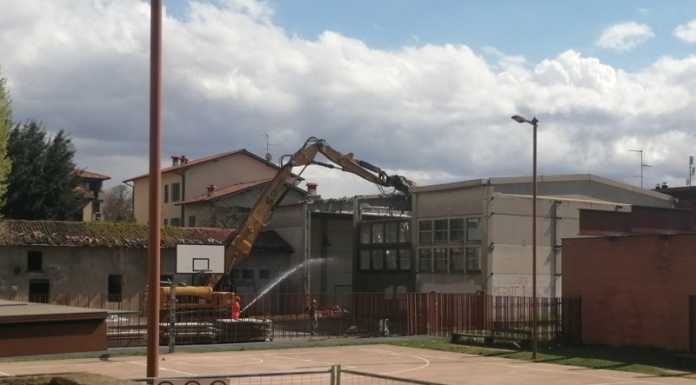 Merate, iniziata la demolizione della vecchia palestra delle scuole medie palestra scuole medie Merate