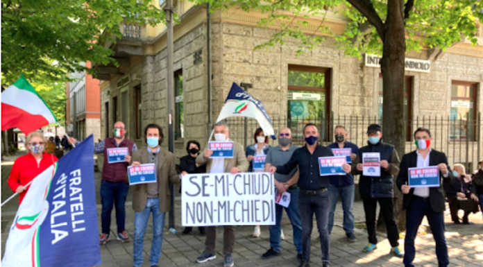 Merate, flash mob di FdI in piazza al grido “Se mi chiudi non mi chiedi”